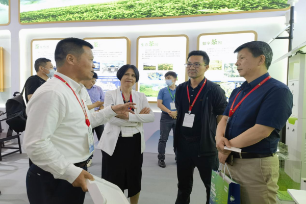 图：全国农技中心总农艺师王积军（右一）参观托普云农茶园智能装备