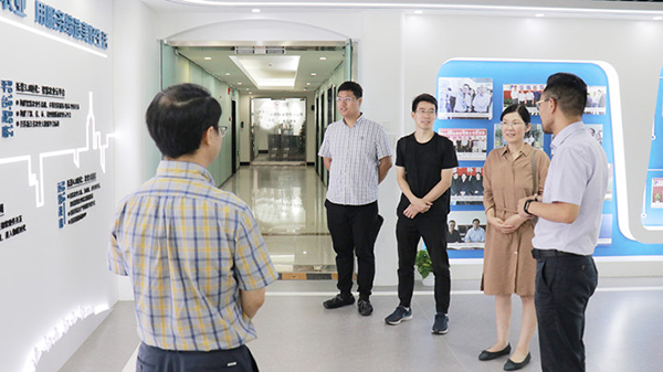 李青绵专员一行赴托普云农参观调研