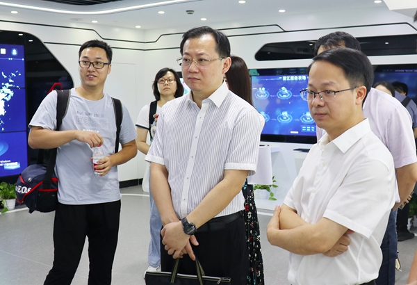 刘兵院长一行参观托普云农数字三农展厅