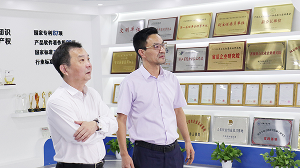 柴世民局长一行参观托普云农数字三农展厅