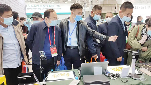 各领导专家莅临托普云农展位