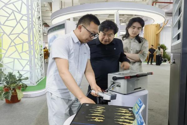 图：参会人员关注托普云农光合作用测定仪
