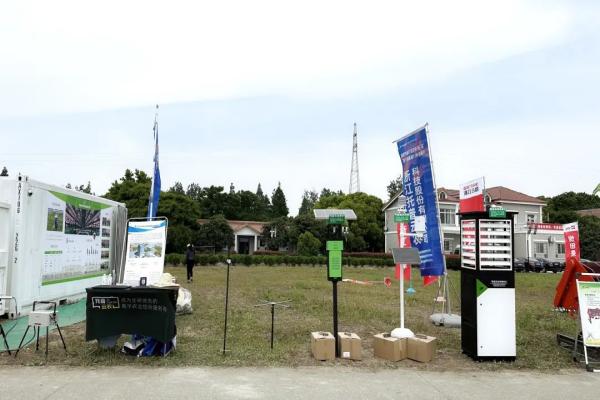 图：托普云农展示种业基地智能装备
