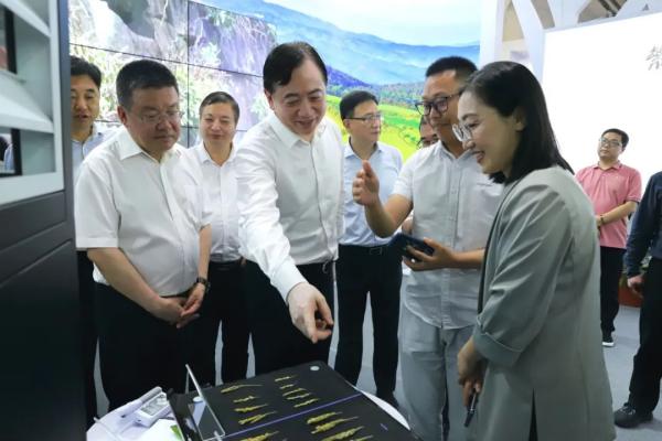 浙江省人大常委会副主任刘忻、浙江省农业农村厅厅长王通林一行莅临托普云农展位